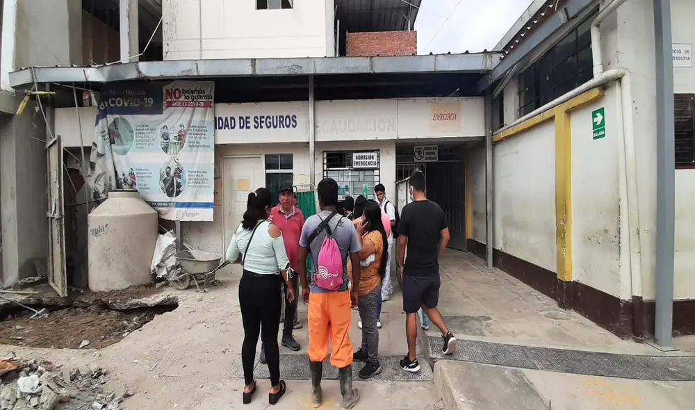 En el área de Emergencia de Las Mercedes, personal informa a los pacientes que no hay cupos para rayos x y ecografía. Foto: La República En el área de Emergencia de Las Mercedes, personal informa a los pacientes que no hay cupos para rayos x y ecografía. Foto: La República
