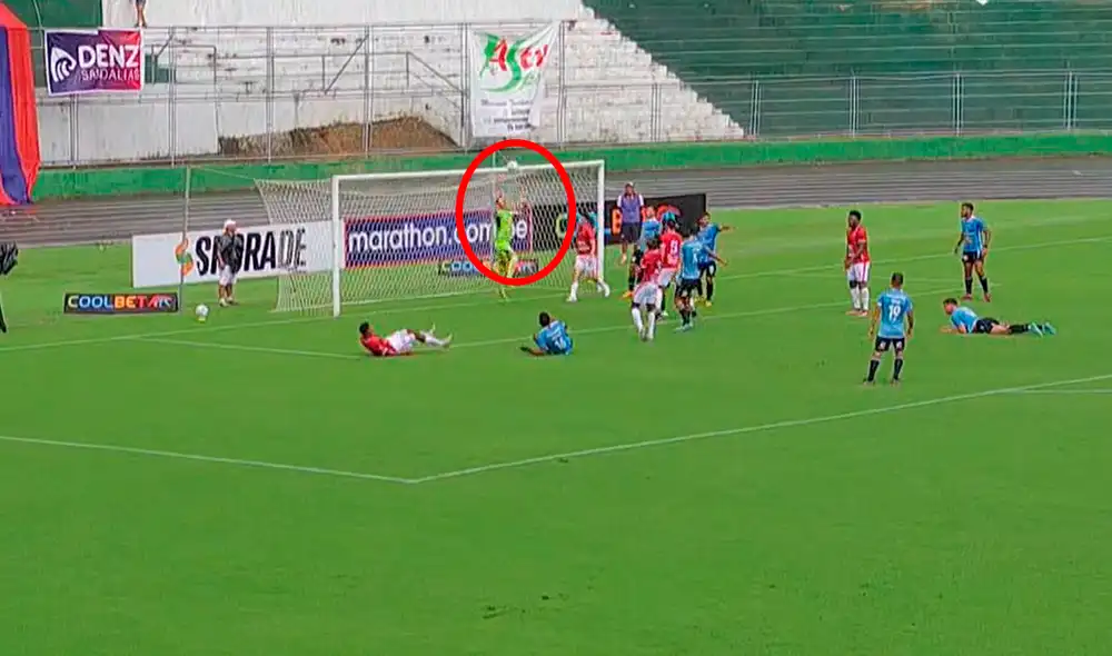 Arismendi anotó el 2-1 para Comercio, pero el árbitro anuló el tanto por una falta contra Solís. Foto: composición/captura Liga 1 Max Arismendi anotó el 2-1 para Comercio, pero el árbitro anuló el tanto por una falta contra Solís. Foto: composición/captura Liga 1 Max