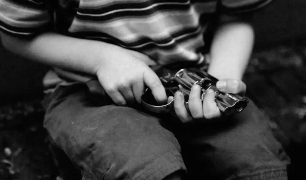 Niño murió luego de manipular arma de fuego con su amigo. Foto: BBC