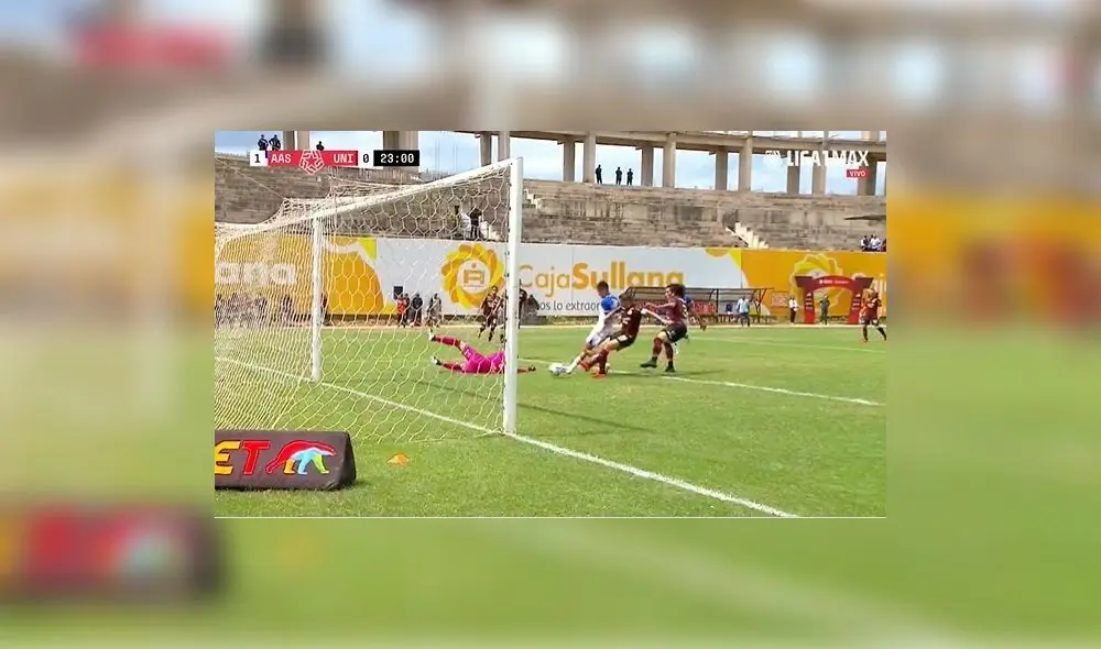 Larios supera a Corzo y anota el 1-0 para Alianza Atlético sobre la 'U'. Foto: captura Liga 1 Max