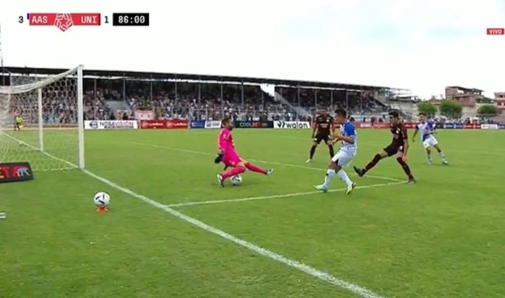 Roger Torres supera a Riveros y anota el 3-1 tras hacerle un guacha a Carvalo. Foto: captura Liga 1 Max / Video: Liga 1 Max