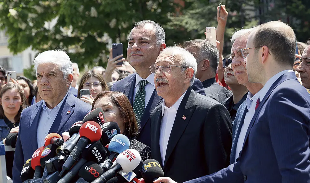 Avanza. Kemal Kiliçdaroglu (C), el líder opositor del Partido Popular Republicano pro laico de centroizquierda. Foto: AFP