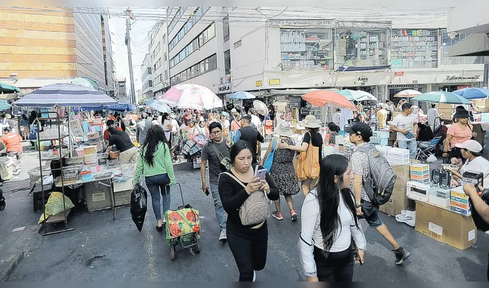 ¿Se cumplirá lo previsto? Así lucen las calles de Mesa Redonda, que están tomadas por ambulantes. Un difícil panorama. Foto: Gerardo Marín/La República