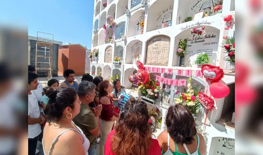 Con globos y flores, familiares recordaron a sus difuntos. Foto: Rosa Quincho / URPI-La República