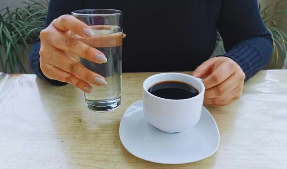 Conoce por qué deberías beber un vaso de agua antes de tomar café. Foto: La República