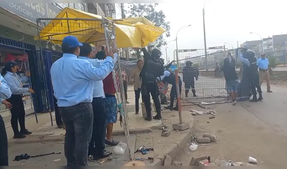 Desalojan a comerciantes informales en la avenida Universitaria. Foto: captura de Facebook/Municipalidad de Comas - Video: Municipalidad de Comas