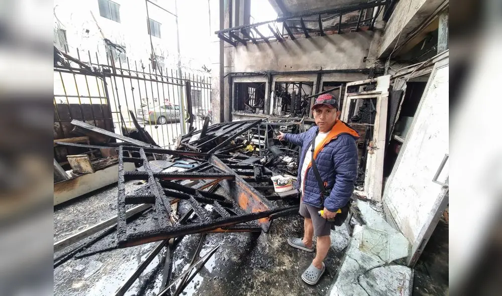 Bomberos lograron controlar el incendio en jirón Caylloma. Sin embargo, la vivienda quedó gravemente dañada . Foto: Mary Luz Aranda