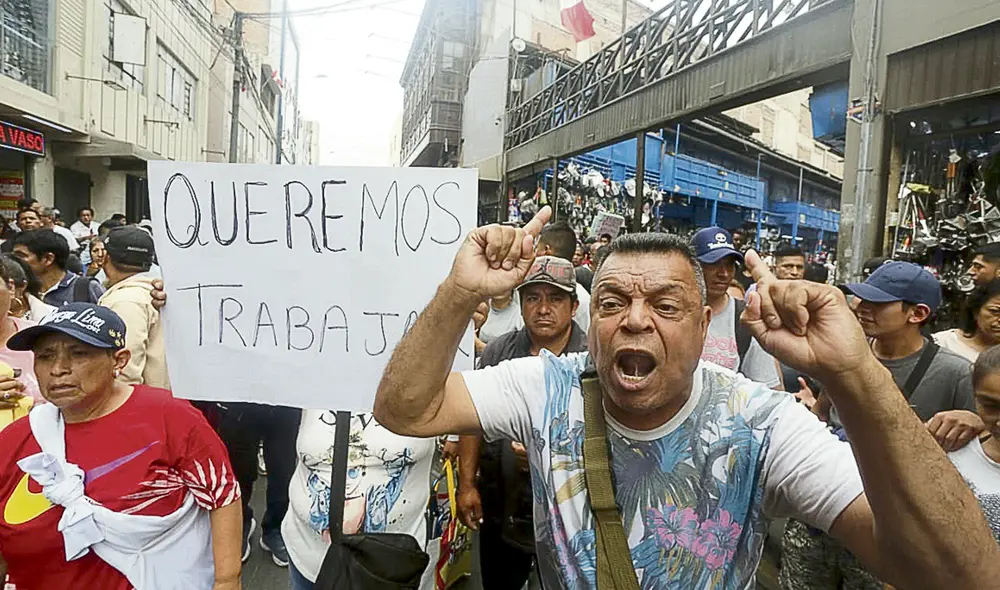 Los comerciantes informales se sienten engañados. Se concentraron en el ingreso de Mesa Redonda para pedir al alcalde de Lima que los deje trabajar. Son miles de familias. Foto: Félix Contreras/La República