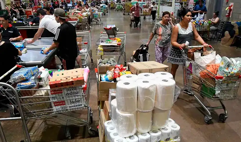 Aprovechando que el cambio a moneda argentina favorece al peso chileno, miles de ciudadanos se han trasladado hasta Mendoza para comprar alimentos. Foto:Jose Gutierrez / Los Andes