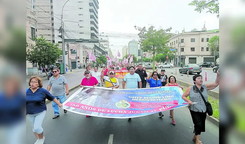 Protesta. El Sutep señala que dar dinero a los padres para que elijan el colegio de sus hijos desfinanciará a la escuela pública. Foto: difusión Protesta. El Sutep señala que dar dinero a los padres para que elijan el colegio de sus hijos desfinanciará a la escuela pública. Foto: difusión