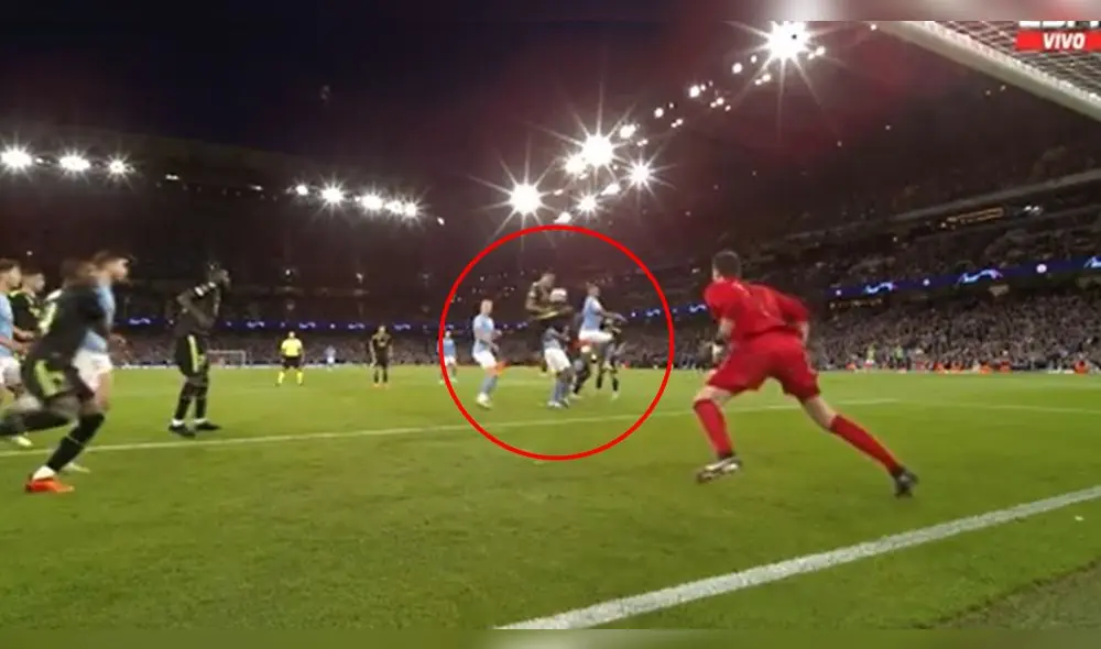 Eder Militão metió la pelota en su propio arco tras el pivoteo previo de Akanji. Foto: composición LR/captura/ESPN - Video: ESPN Eder Militão metió la pelota en su propio arco tras el pivoteo previo de Akanji. Foto: composición LR/captura/ESPN - Video: ESPN