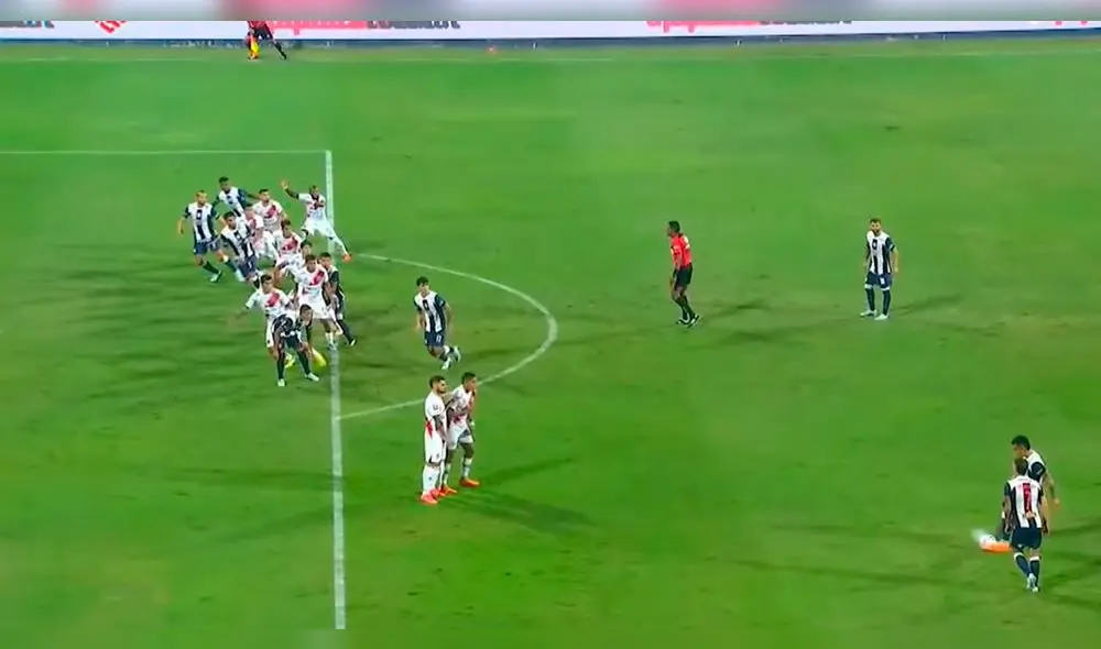 Previo al segundo tanto de Carlos Zambrano, Hernán Barcos estaba en clara posición adelantada. Foto: captura de Liga 1 Max