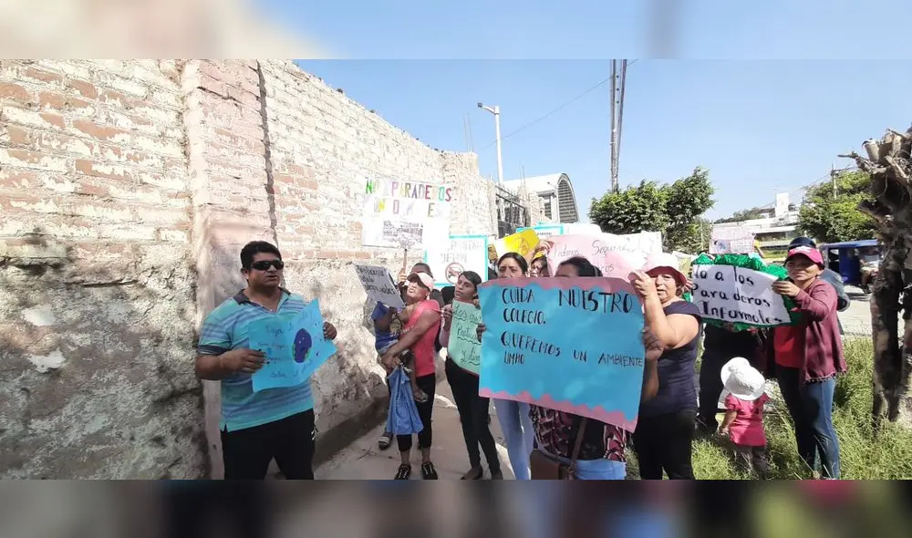 Protesta en exteriores de colegio La Torre García. Foto: Carlos Vásquez/ La República Protesta en exteriores de colegio La Torre García. Foto: Carlos Vásquez/ La República