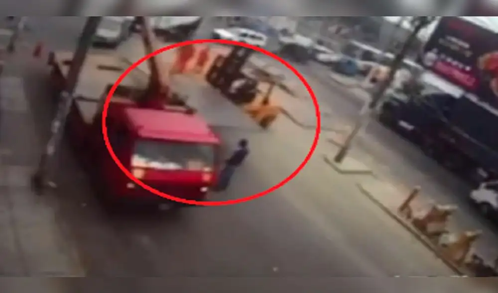 Los sujetos llegaron hasta con un montacarga para llevarse las estructuras metálicas. Foto: Panamericana| Video: Panamericana Los sujetos llegaron hasta con un montacarga para llevarse las estructuras metálicas. Foto: Panamericana| Video: Panamericana