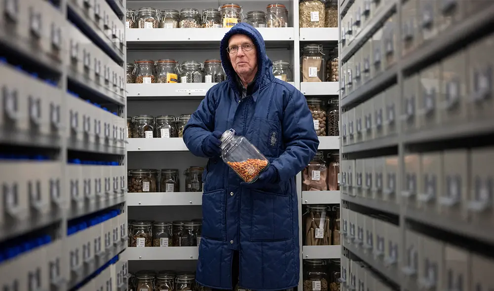 John Dickie, responsable del Banco de Semillas del Milenio de Kew, ubicado en Wakehurst, al sur de Londres, muestra unos frascos. Foto: AFP John Dickie, responsable del Banco de Semillas del Milenio de Kew, ubicado en Wakehurst, al sur de Londres, muestra unos frascos. Foto: AFP