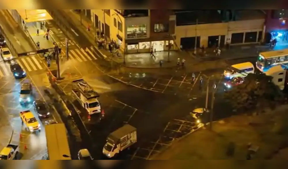 Aniego en Cercado de Lima genera gran congestión vehicular. Foto: captura de Latina