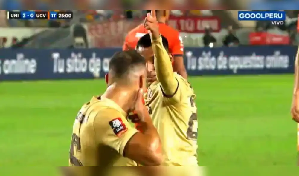 Herrera es asistido por Valera y pone el 2-0 de Universitario ante César Vallejo. Foto: captura GolPerú