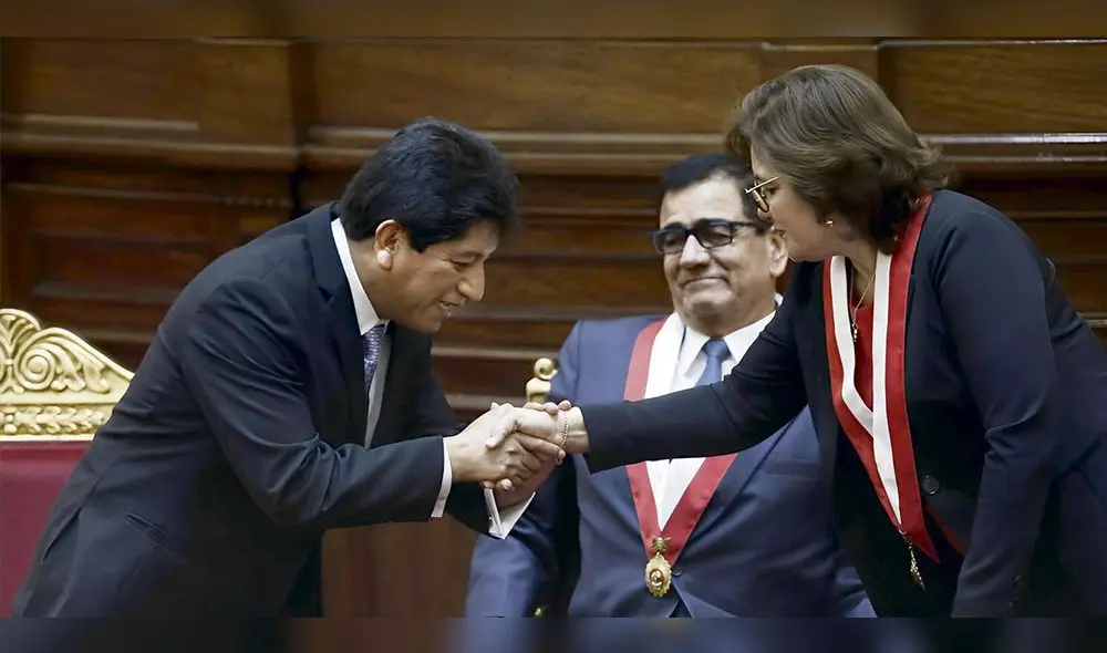 Se saludan los aliados. El defensor Josué Gutiérrez estrecha la mano de la acciopopulista Silvia Monteza, quien votó a favor de su elección. José Williams observa complacido. Foto: Marco Cotrina/La República Se saludan los aliados. El defensor Josué Gutiérrez estrecha la mano de la acciopopulista Silvia Monteza, quien votó a favor de su elección. José Williams observa complacido. Foto: Marco Cotrina/La República