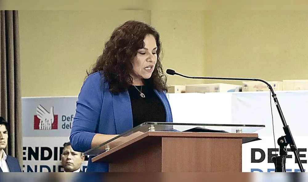 Respaldo. Eliana Revollar pidió a los trabajadores sacar adelante la Defensoría. Foto: difusión