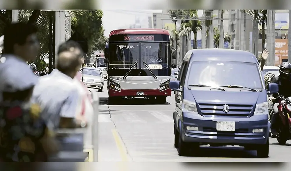 Competencia desleal. Hoy solo circulan 700 buses de los 5.305 que debían estar operando. Foto: difusión