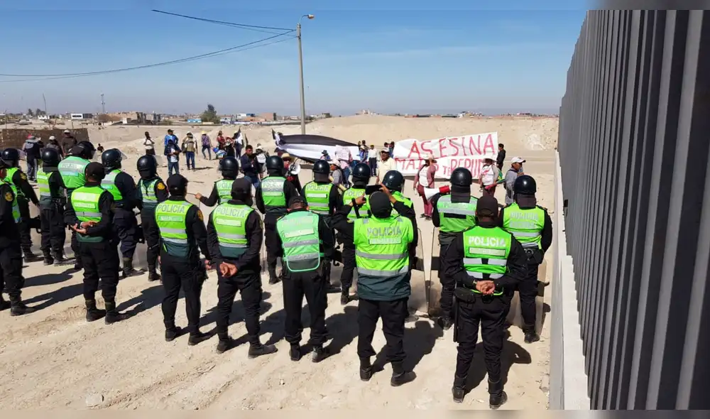 A raya. Policías impiden que manifestantes ingresen al Centro de Investigación Tecnológica. Ahí se encontraba el ministro de Producción y comitiva. Foto: La República. A raya. Policías impiden que manifestantes ingresen al Centro de Investigación Tecnológica. Ahí se encontraba el ministro de Producción y comitiva. Foto: La República.