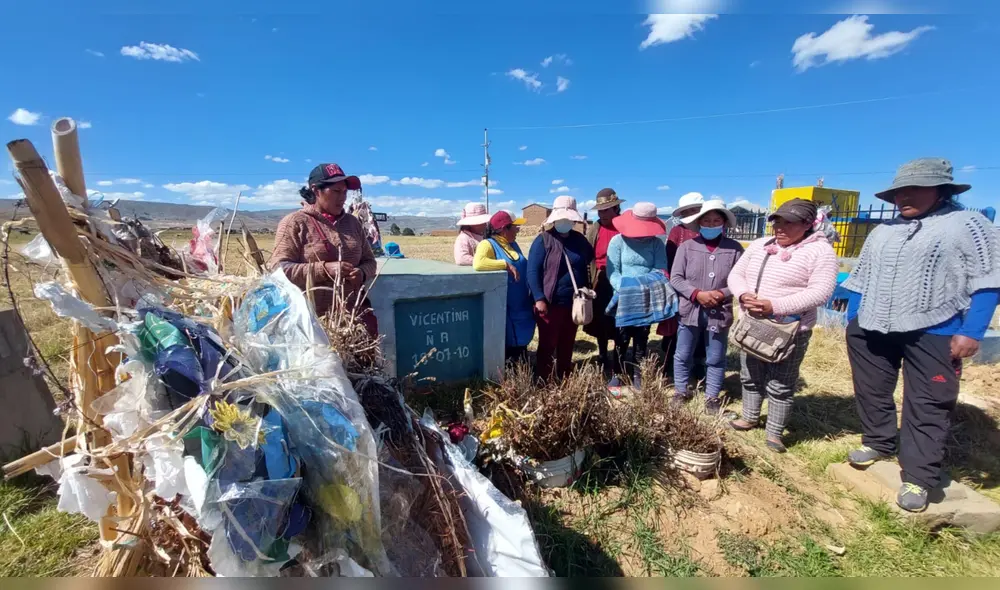 Unidos. Padres de familia volvieron a cantar: “Esta democracia ya no es democracia...” en la tumba de Heder Jesús Mamani Luque. Dejó tres niños en orfandad. Foto: La República.