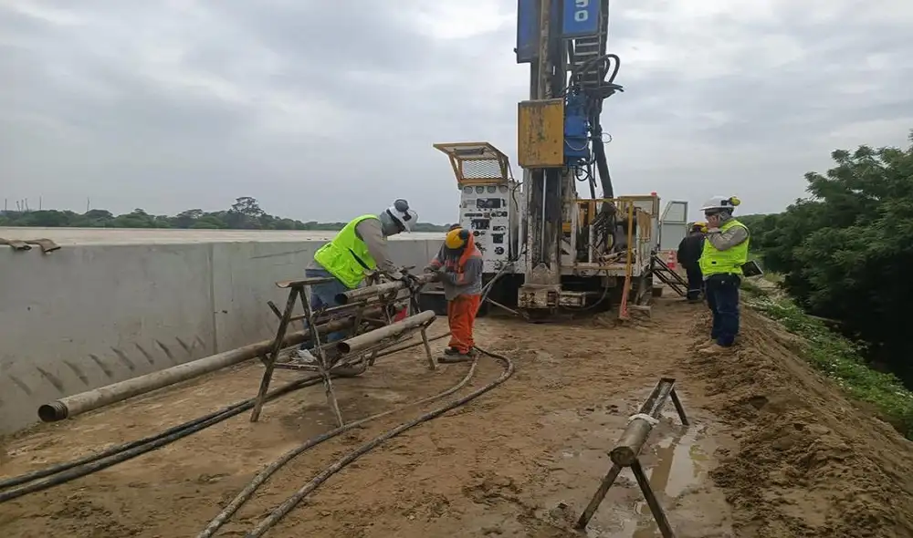 Personal extrae muestras de suelo para determinar causas de hundimiento en losas. Foto: Maribel Mendo URPI/LR