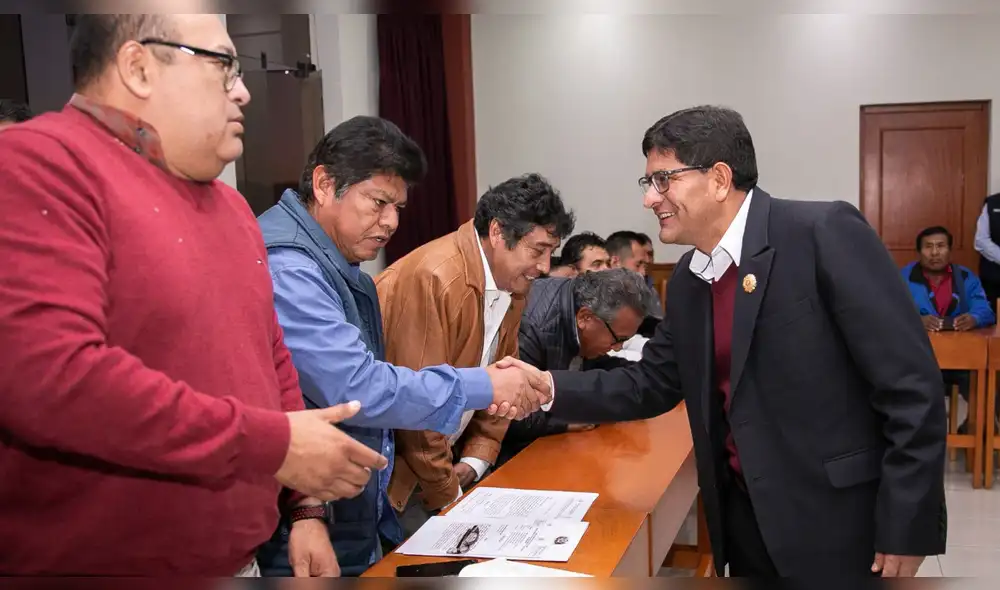 Apoyo. Sánchez estrecha la mano de dirigente Meza Igme. Foto: La República.