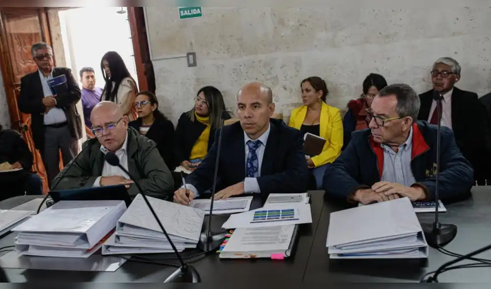 Brazo legal. Jimmy Paredes (centro) junto a Roura (izq.) en la reunión que sostuvieron con el Consejo Regional para explicar incumplimientos del GRA. Foto: La República. Brazo legal. Jimmy Paredes (centro) junto a Roura (izq.) en la reunión que sostuvieron con el Consejo Regional para explicar incumplimientos del GRA. Foto: La República.