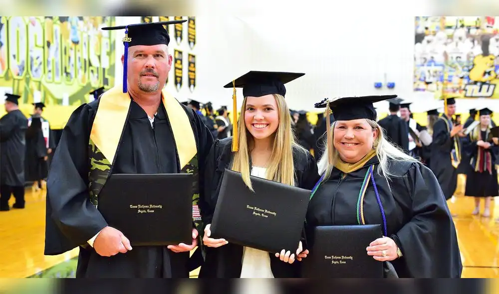 Los Adams son la primera familia en graduarse al mismo tiempo en la Universidad Luterana de Texas. Foto: @txlutheran/Twitter