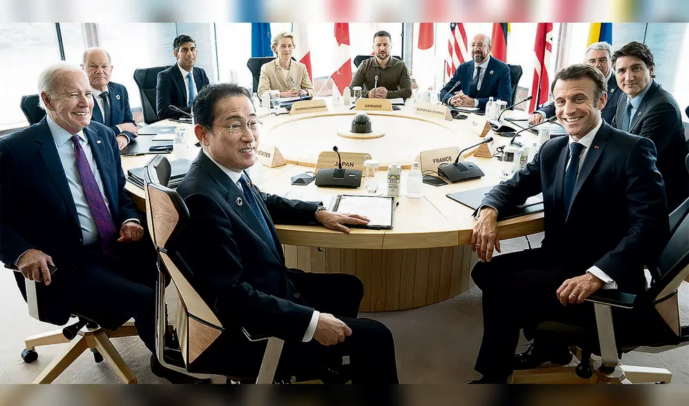 Respaldo. El presidente de Ucrania, Volodimir Zelenski (C), junto a los líderes globales en una sesión de trabajo durante la Cumbre de Líderes del G7 en Hiroshima el 21 de mayo. Foto:  AFP