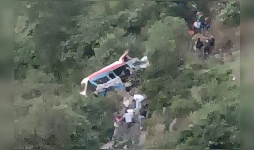 Combi quedó en el fondo del abismo. Foto: Trujillo Hoy