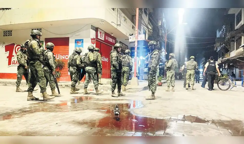 Escena. Militares y policías el lugar de la masacre, en el poblado turístico de Montañita. Foto: AFP