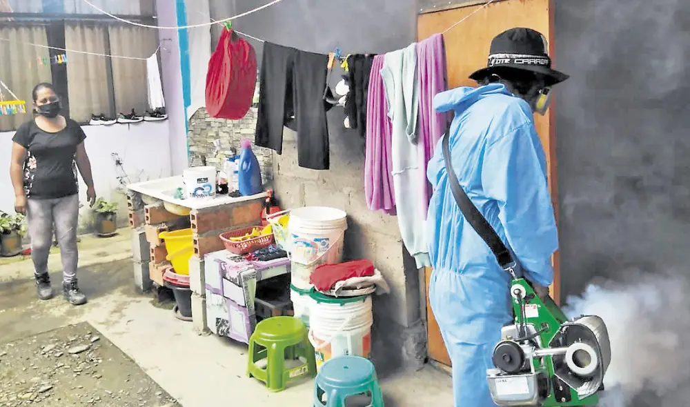 Desinfección. En Puno se realiza jornadas de desinfección de las zonas donde se puede criar mosquito portador de dengue. Foto: LR Desinfección. En Puno se realiza jornadas de desinfección de las zonas donde se puede criar mosquito portador de dengue. Foto: LR