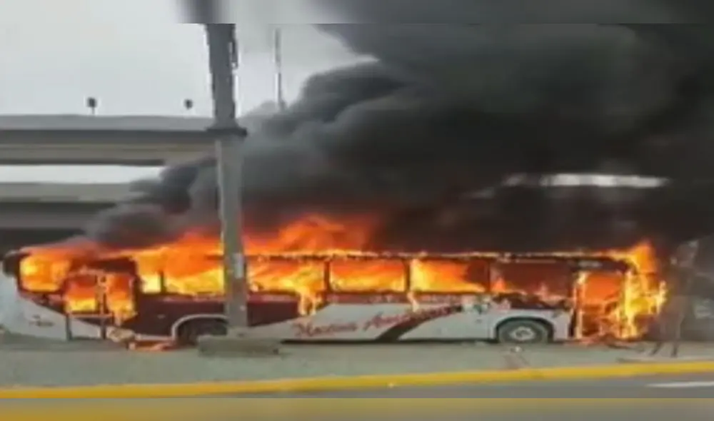 El bus de transporte público terminó en chatarra. Foto: captura "Canal N"