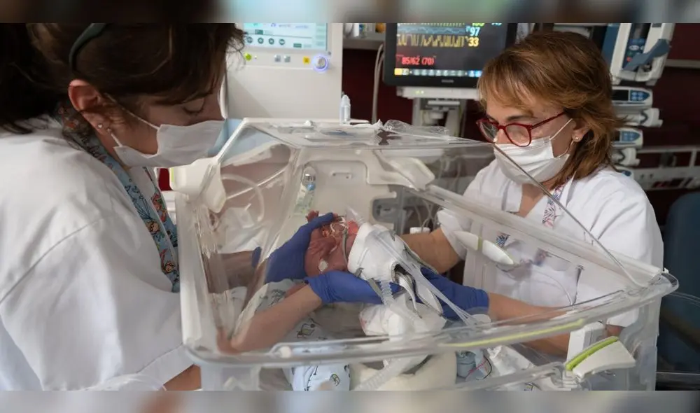 El primer nacimiento logrado mediante la operación fue en 2014. Foto: @hospitalclinic/Twitter