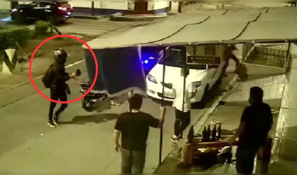 Tres amigos fueron asaltados frente a una bodega. Foto: Latina Tres amigos fueron asaltados frente a una bodega. Foto: Latina