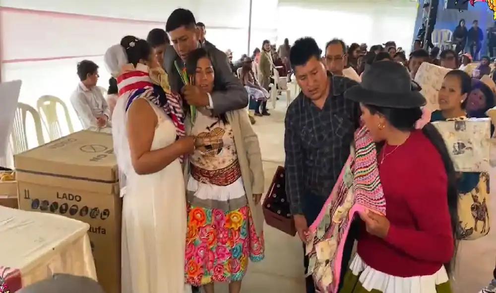 Novios reciben lujosos regalos en su boda. Foto: captura de video D'lux studio audiovisual Novios reciben lujosos regalos en su boda. Foto: captura de video D'lux studio audiovisual