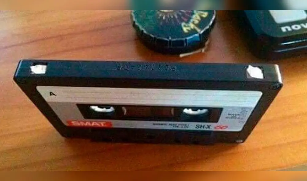 Orificios de casete tapados con trozos de papel. Foto: Juan Pablo Mata/Facebook