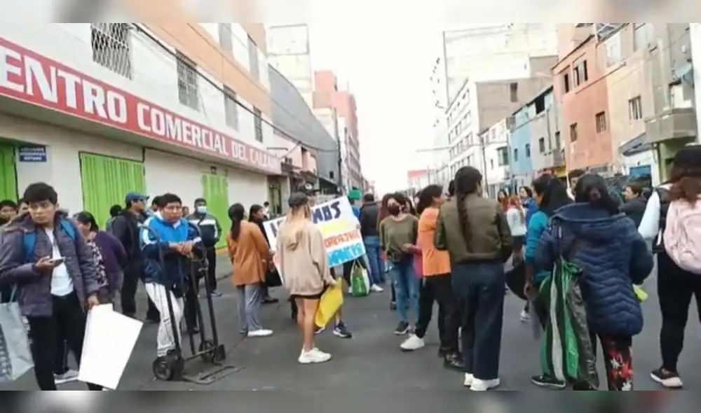 Comerciantes informales que tomaron avenida Grau realizan plantón. Foto: captura de RPP - Video: RPP Comerciantes informales que tomaron avenida Grau realizan plantón. Foto: captura de RPP - Video: RPP