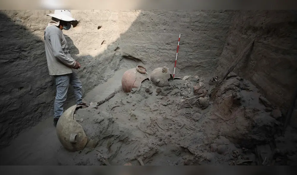 Los restos arqueológicos fueron hallados a 6 metros de profundidad en el valle bajo del río Chancay, en Huaral, norte de Lima. Foto: EFE