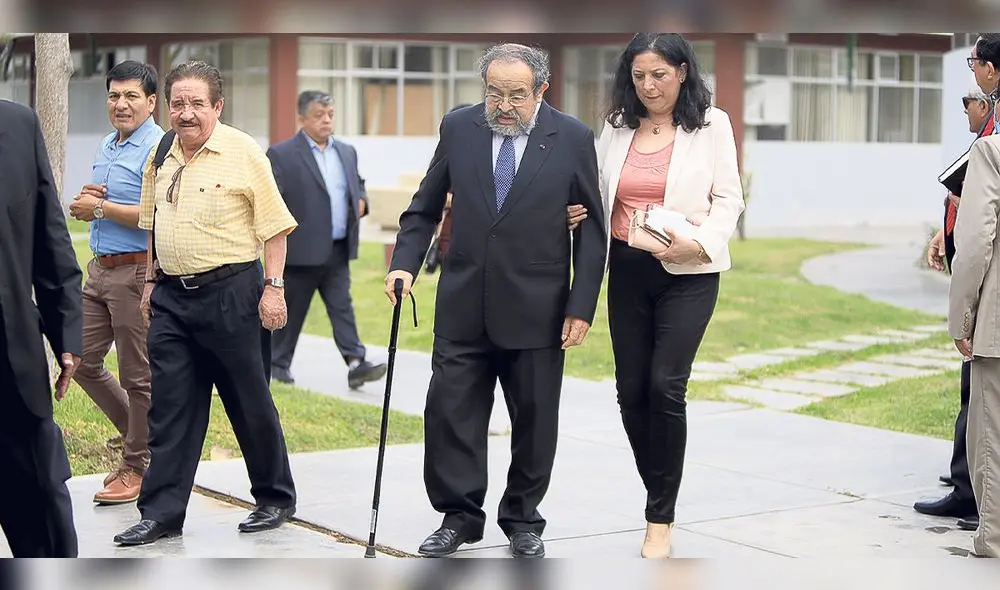 El amauta. El Dr. Walter Alva Alva y su esposa, Emma Eyzaguirre Coronado. Foto: difusión