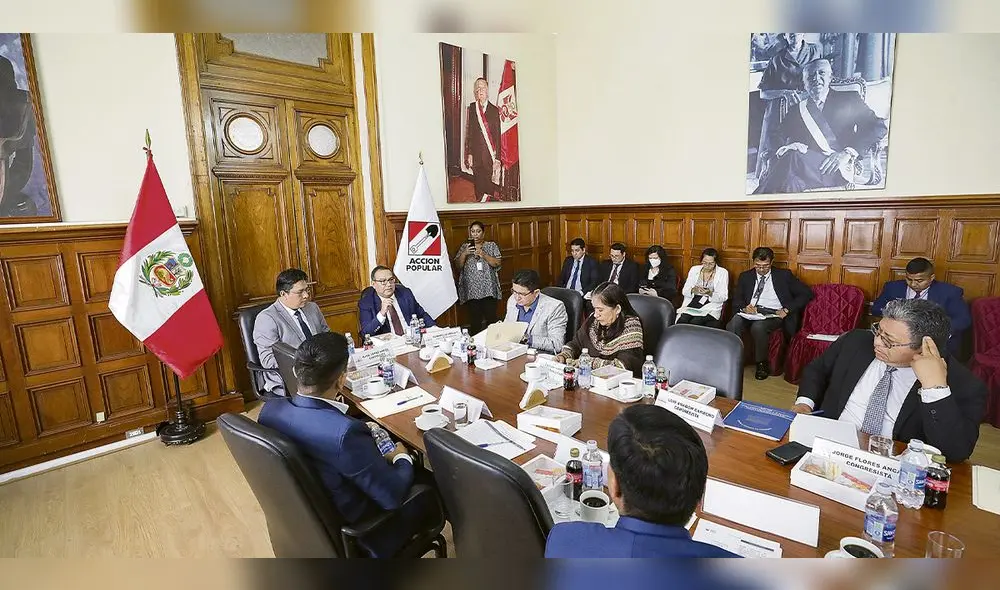 En el Congreso. Otárola se trasladó hasta la sede del Legislativo para dialogar con los representantes de Acción Popular. Foto: difusión En el Congreso. Otárola se trasladó hasta la sede del Legislativo para dialogar con los representantes de Acción Popular. Foto: difusión