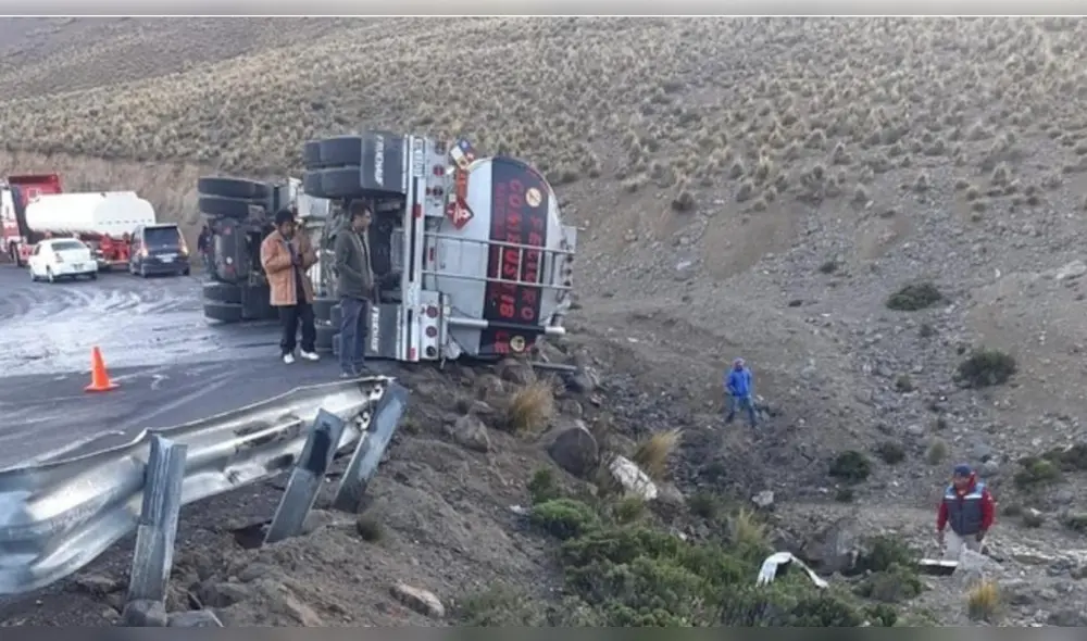 Accidente. Camión cisterna de Bolivia sufrió volcadura y provocó derrame en las fuentes de agua de Moquegua. Foto: La República