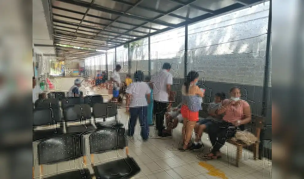Pacientes son atendidos en pasillos de hospitales. Foto: cortesía