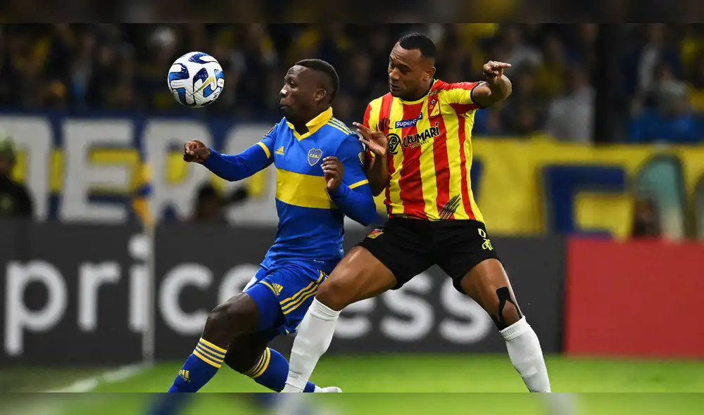 Luis Advíncula jugó los 90 minutos en Colombia. Foto: AFP Luis Advíncula jugó los 90 minutos en Colombia. Foto: AFP