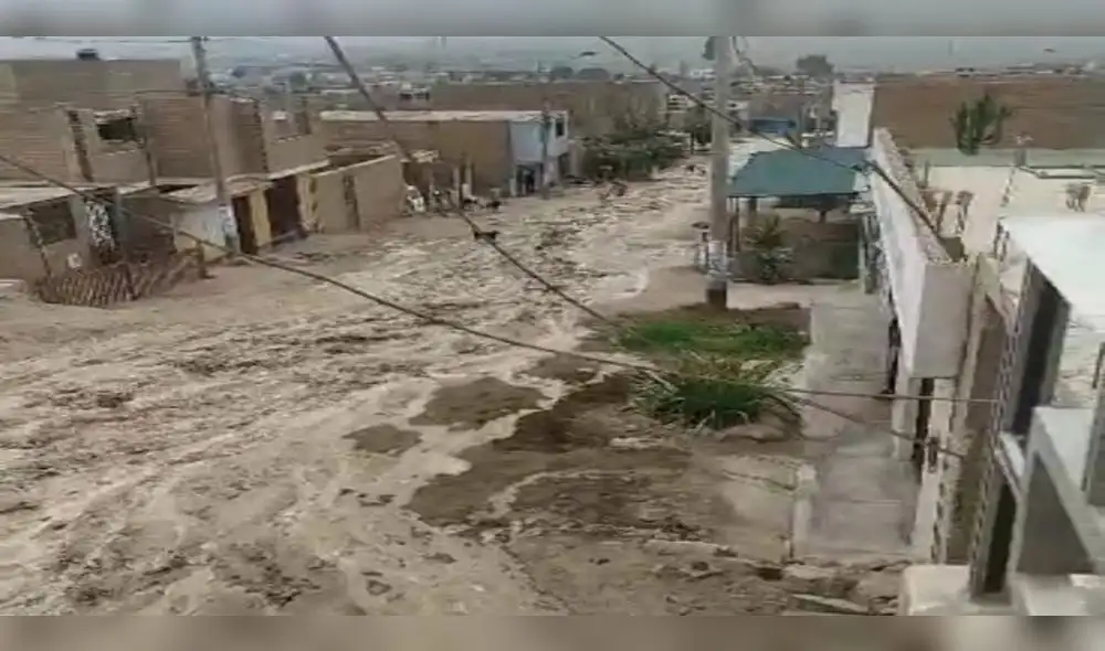 Varias familias se han visto afectadas por este deslizamiento de lodo. Foto: captura video Varias familias se han visto afectadas por este deslizamiento de lodo. Foto: captura video