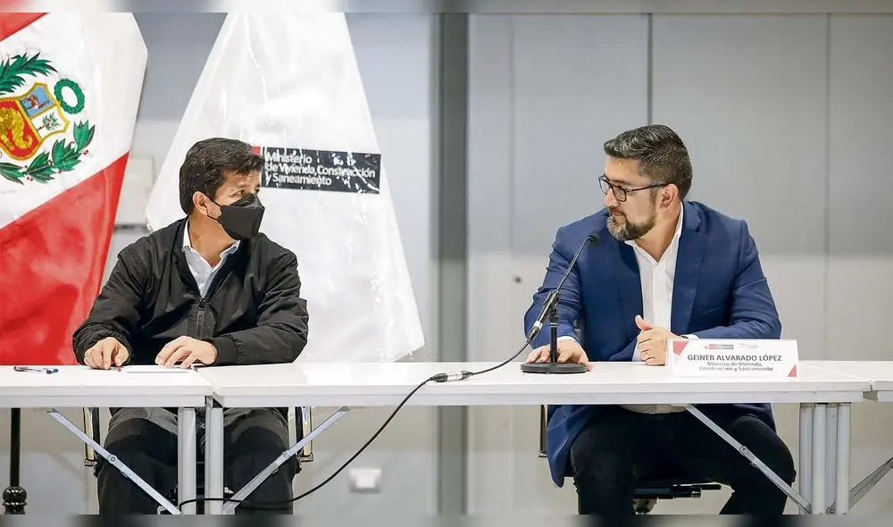 Otros tiempos. Expresidente Pedro Castillo, junto a su entonces ministro de Vivienda, Geiner Alvarado. Ahora son acusados de presunta organización criminal.  Foto: difusión