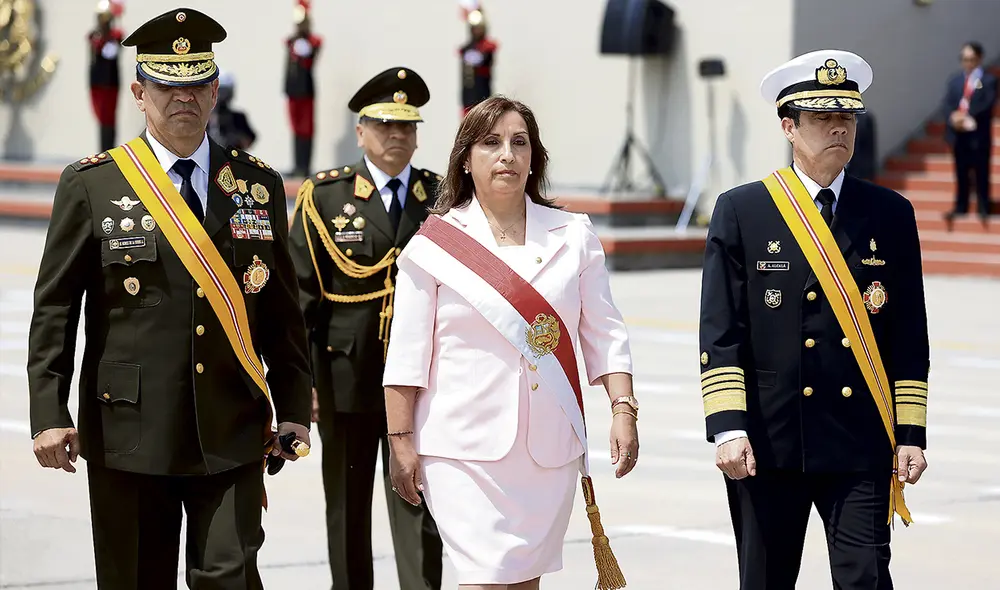 Dina Boluarte es la jefa suprema de las Fuerzas Armadas. Foto: Archivo GLR
