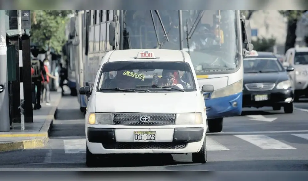 Transporte ilegal. El corredor azul tiene que competir con taxis colectivos que se dirigen a la av. Wiesse en San Juan de Lurigancho. Foto: difusión